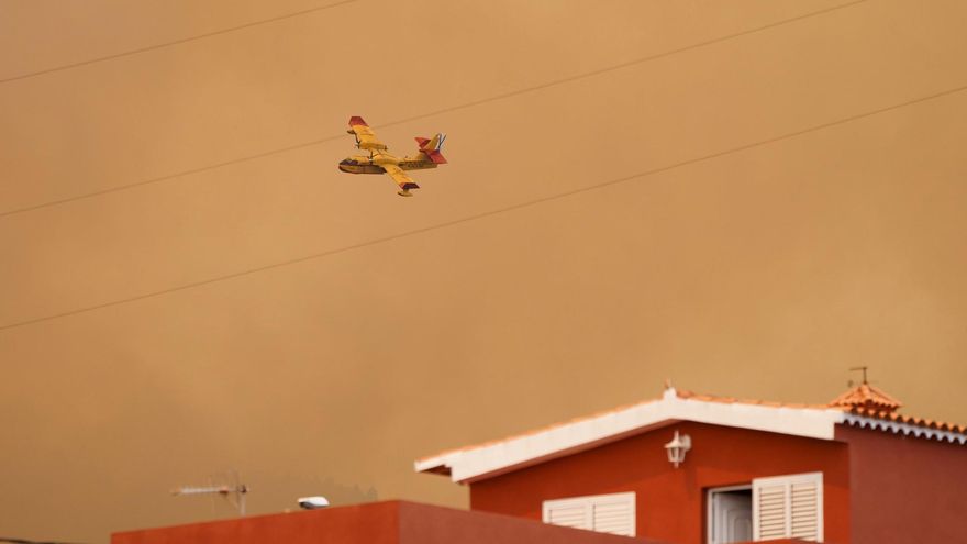 Tres hidroaviones participan en las labores de extinción de incendio forestal en el municipio tinerfeño de El Rosario, muy cercano al núcleo poblacional de La Esperanza, que ha sido confinado. EFE/Ramón de la Rocha