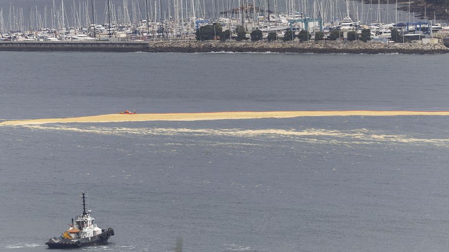 La implosión de un silo causa un vertido en el puerto de Vigo y deja un herido grave