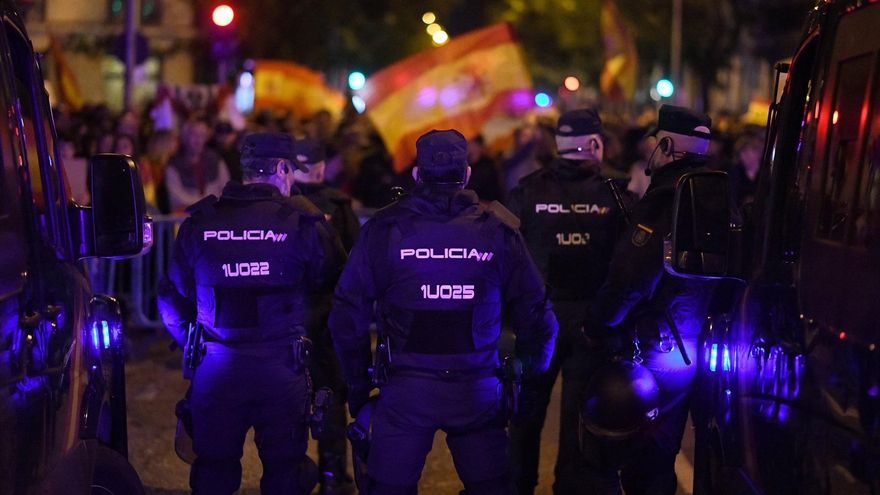 EuropaPress 5569597 decenas policias vigilan manifestantes protesta contra amnistia frente sede
