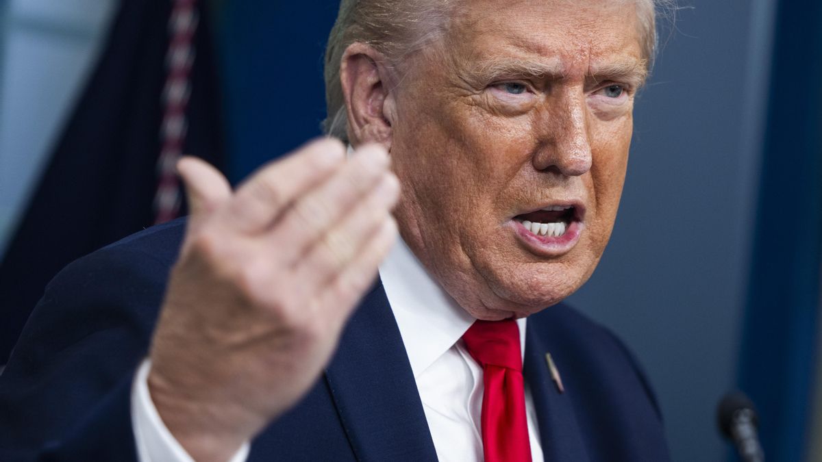 El presidente de Estados Unidos, Donald Trump, ofrece una rueda de prensa con reporteros en la Casa Blanca, en Washington, DC, EE. UU., el 20 de enero de 2025. EFE/JIM LO SCALZO