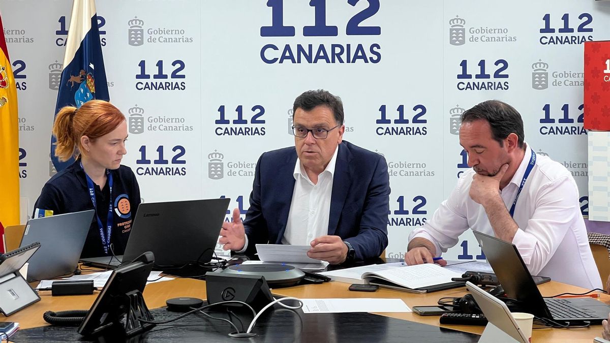 La Jefa del Servicio de priotección Civil y Emergencias de Canarias, Montse Román; el consejero de Emergencias del Gobierno de Canarias, Manuel Miranda; y el viceconsejero, Marcos Lorenzo, en una reunión de seguimiento del Plateca