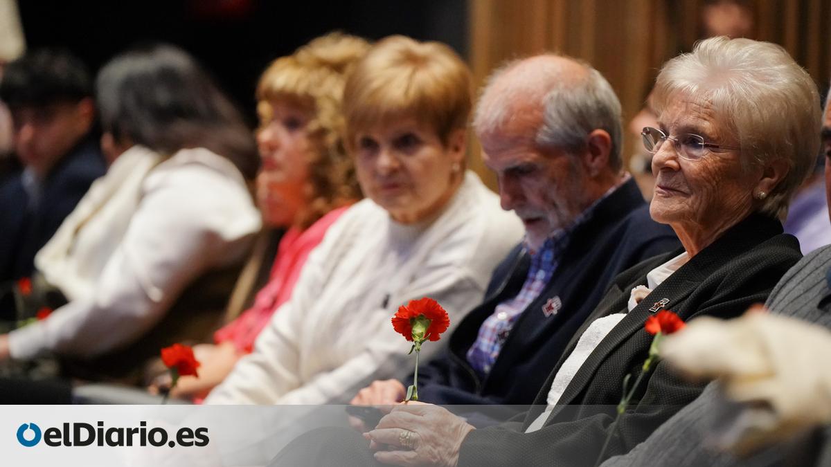 Primer gran homenaje a las víctimas del 3 de marzo de 1976 en Vitoria ...