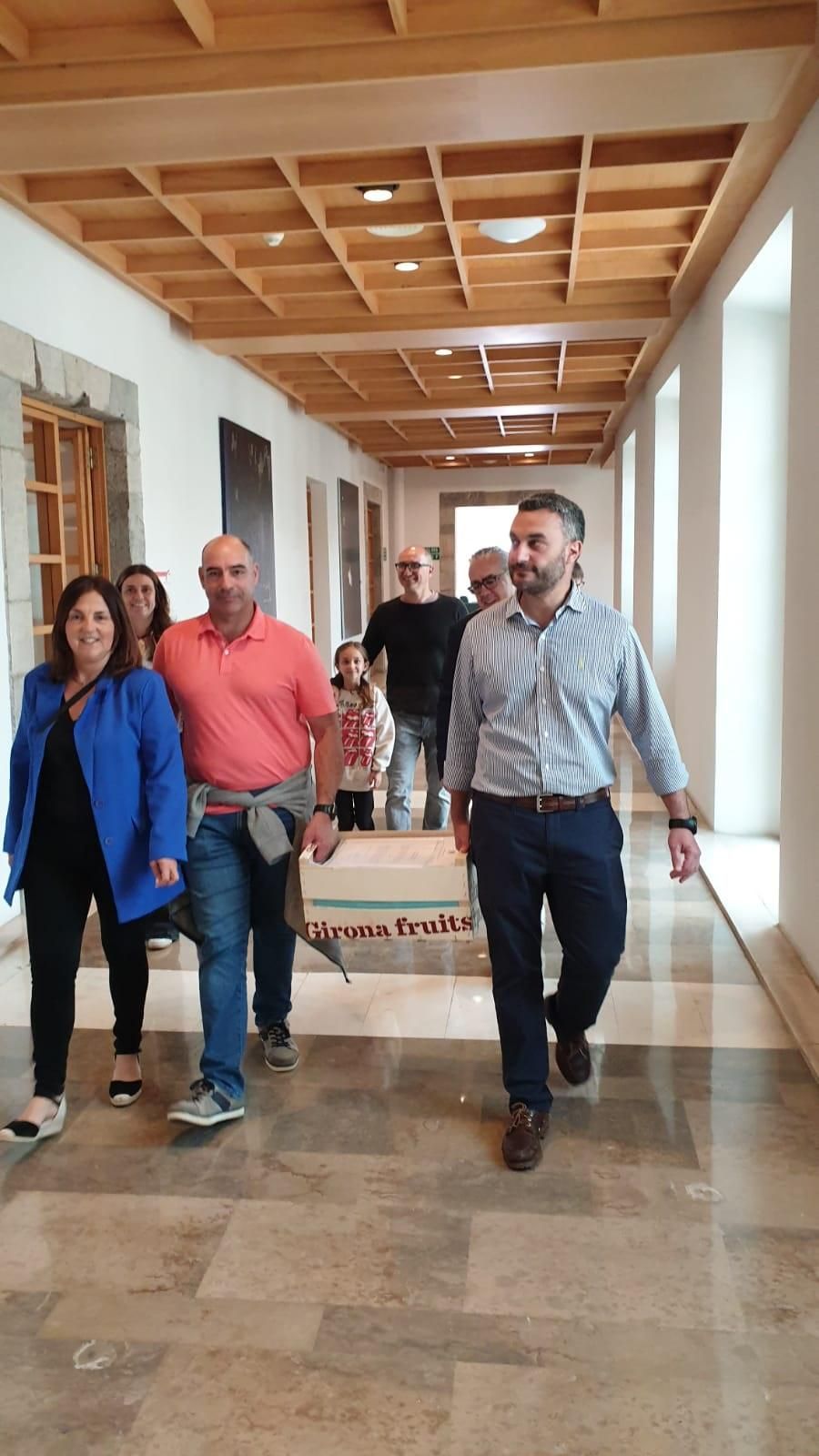 Joaquín Arco, alcalde de Ribamontán al Monte, Montserrat Pérez, presidenta de la Junta Pedanea de Las Pilas y David Garcia, socio fundador de la Asociación Stop Macroplanta de purines y otros residuos en Hazas de Cesto