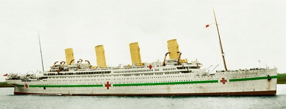 Fotografía coloreada del HMHS Britannic.