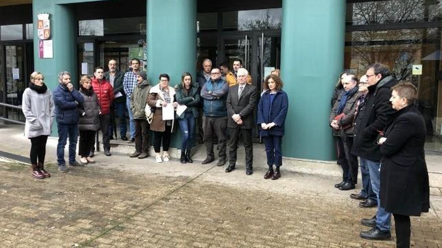 Minuto de silencio en la delegación territorial de la Junta en Ponferrada.