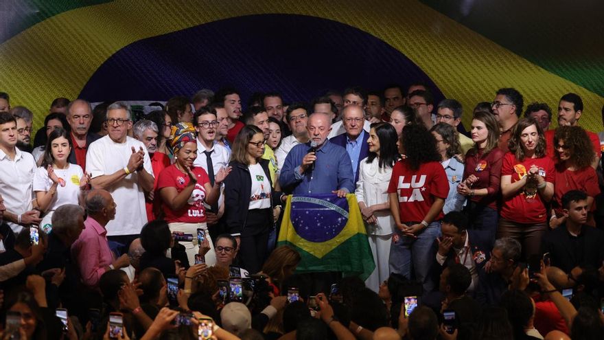 El presidente de Brasil, Luiz Inácio Lula da Silva (c), habla junto a su esposa Rosângela da Silva (c-i) y el vicepresidente, Geraldo Alckmin (c-d), al ganar las elecciones presidenciales de Brasil, en el Hotel Intercontinental en Sao Paulo (Brasil). EFE/ Sebastiao Moreira