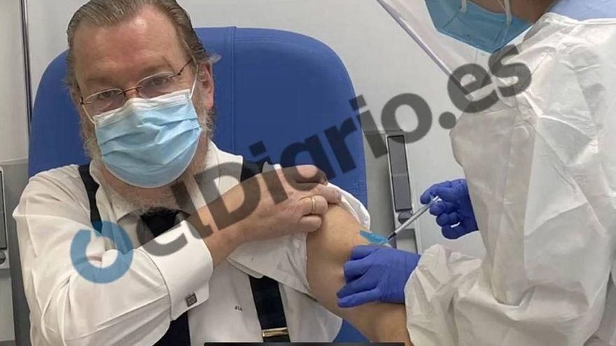 Juan Sabas, vacunándose saltándose el protocolo