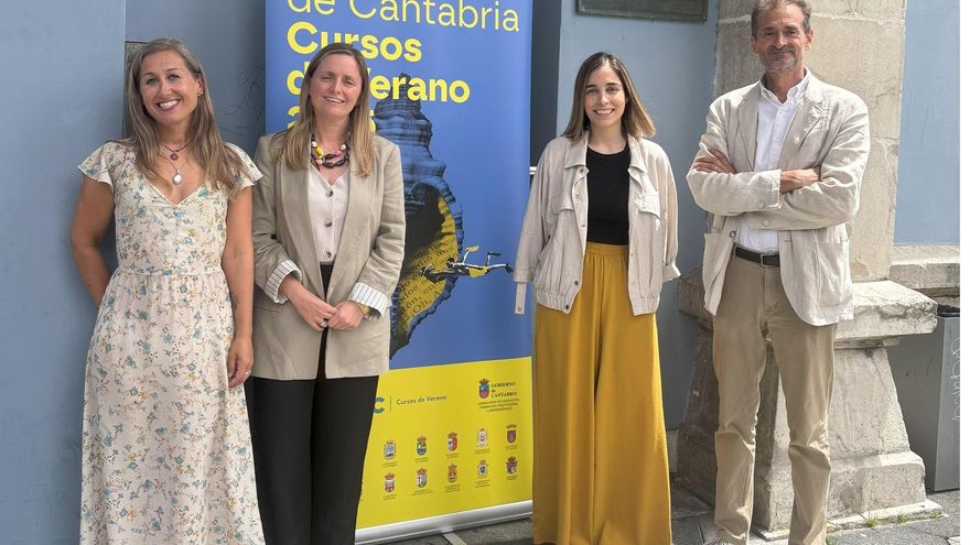 De izquierda a derecha, la profesora Begoña Regueiro; Rosa Martín, directora de Área de Cursos de Verano; Cristina San Miguel, responsable de la sede estival universitaria en Santander; y el profesor Francisco González