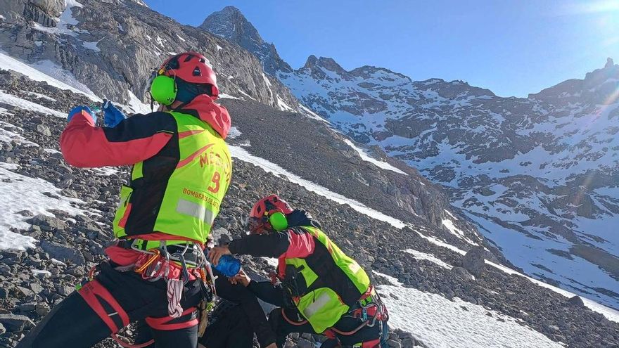 Localizan con vida al montañero leonés de 23 años tras cuatro días perdido en la nieve de Picos de Europa