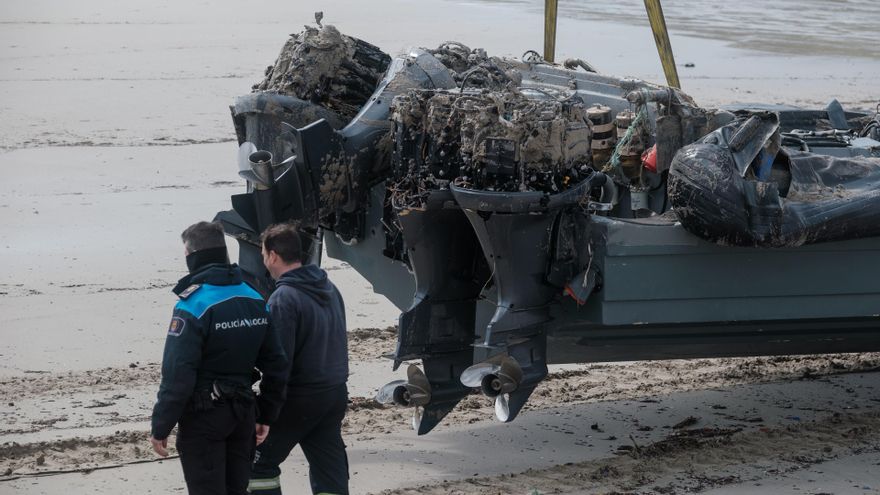 Archivo - Un policía junto a la planeadora varada en la playa de Nemiña, en Muxía. Archivo.