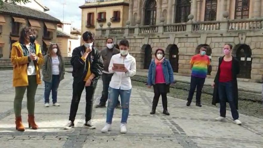 La bandera trans hace escala en Toledo en su recorrido por todo el país para defender la autodeterminación de género
