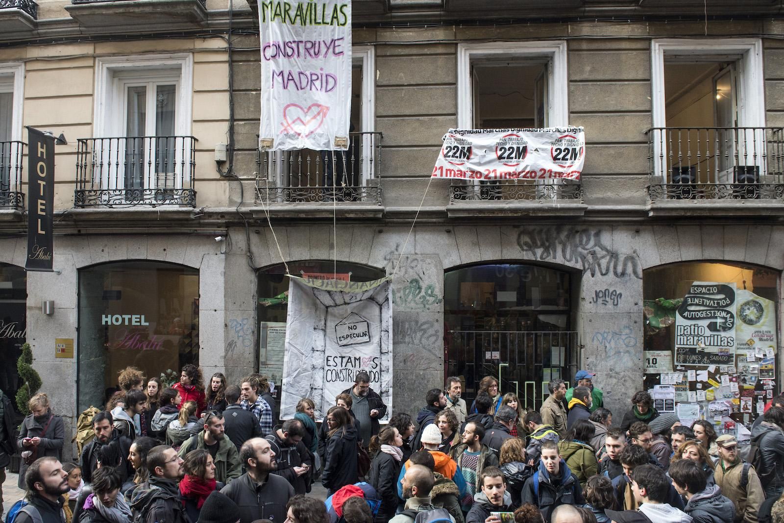 Otro aspecto de la misma concentración a las puertas de El Patio.