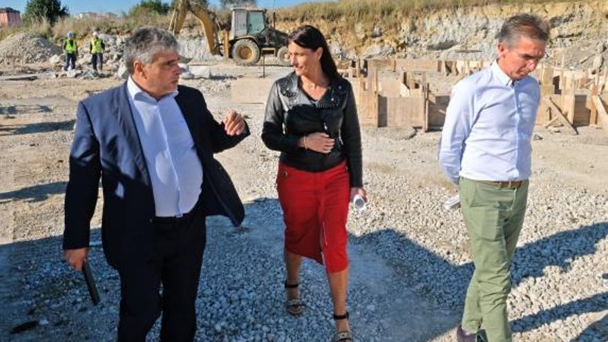 Gema Igual visita las obras del Burger King junto al concejal de Obras, César Díaz.