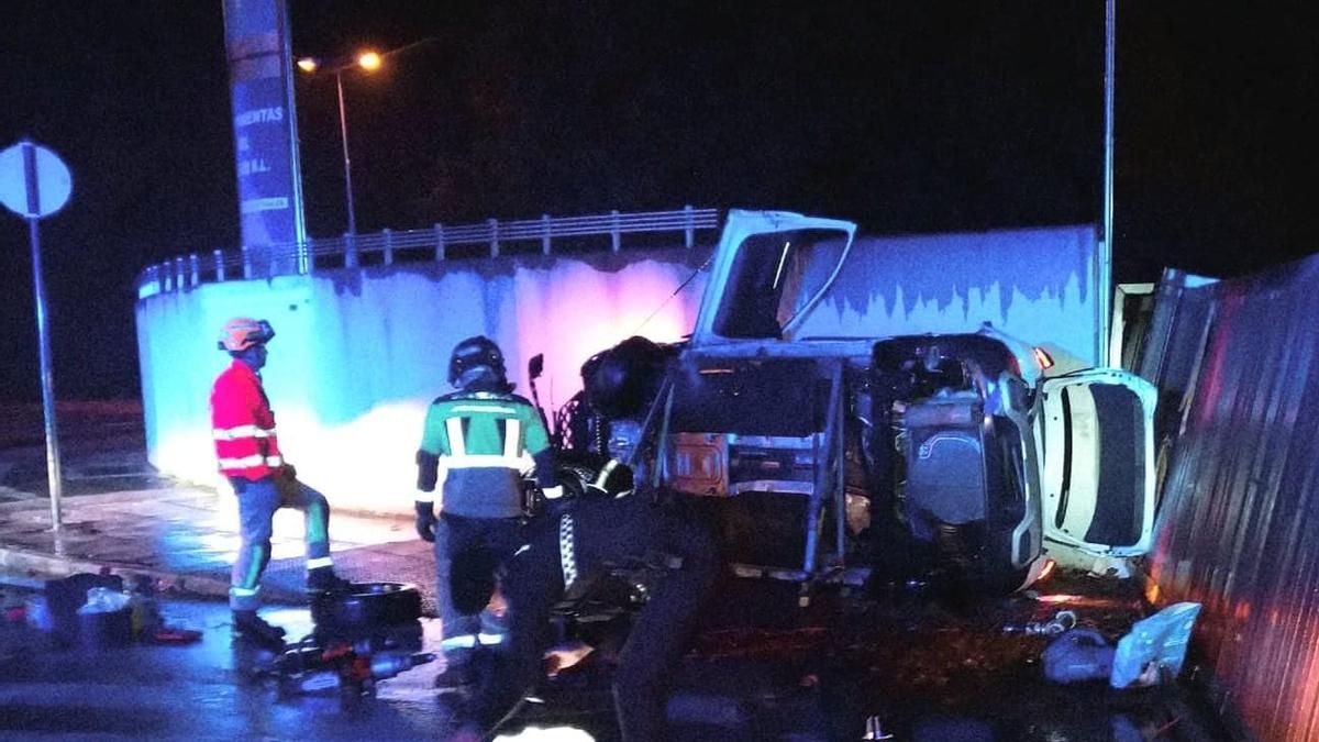 Trasladan al Hospital El Bierzo a una mujer tras chocar con su turismo contra un muro en Ponferrada