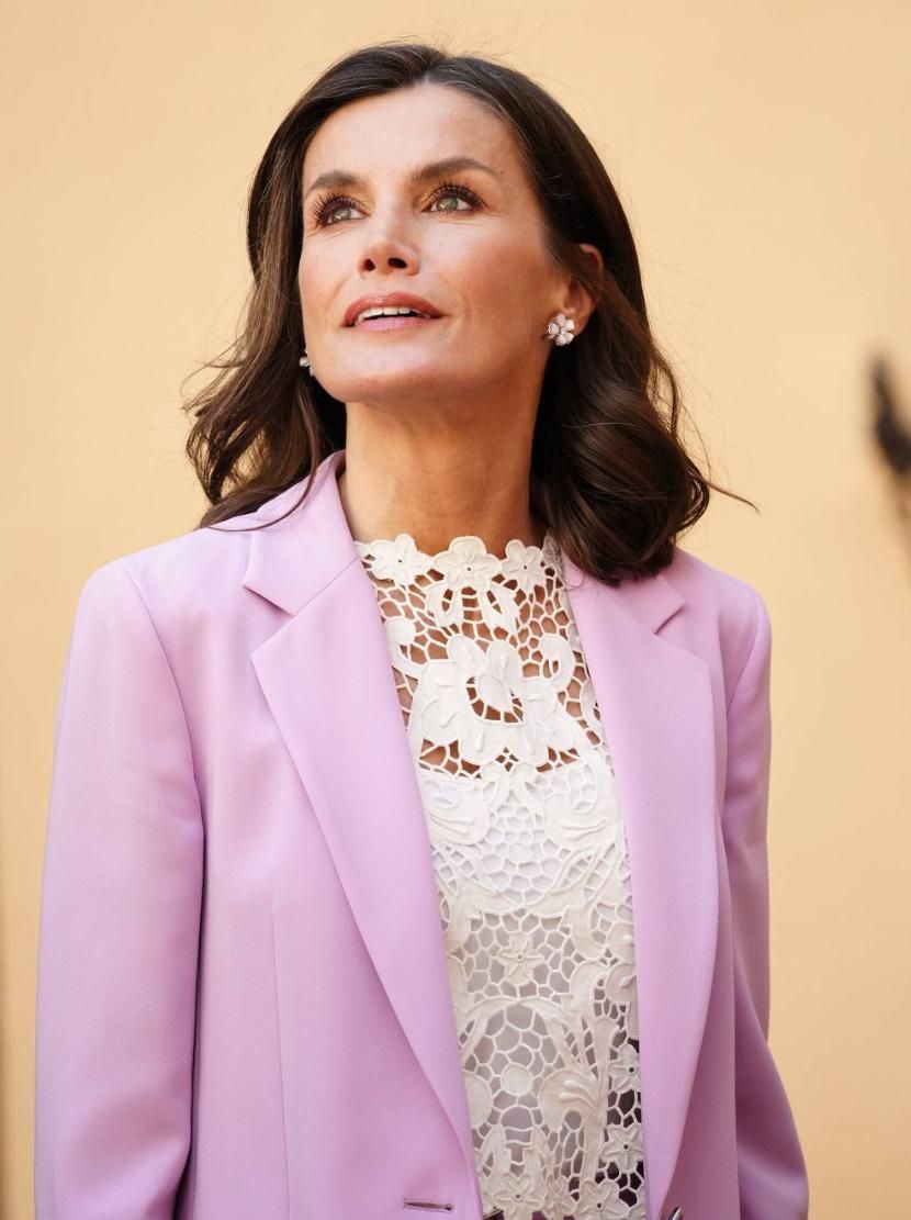 La reina Letizia luce un top bordado de la firma palmera Pomeline en  los Premios Nacionales de Investigación .