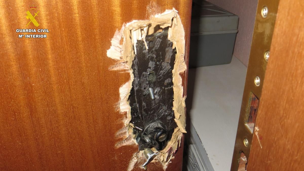Alguna de las puertas forzadas por los ladrones en Haro y Gimileo