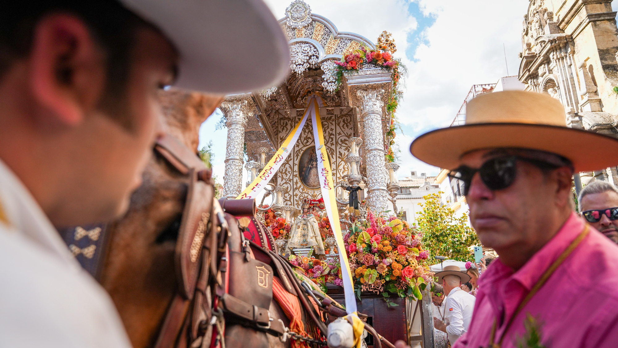 Córdoba inicia su camino hacia El Rocío entre emoción y tradición