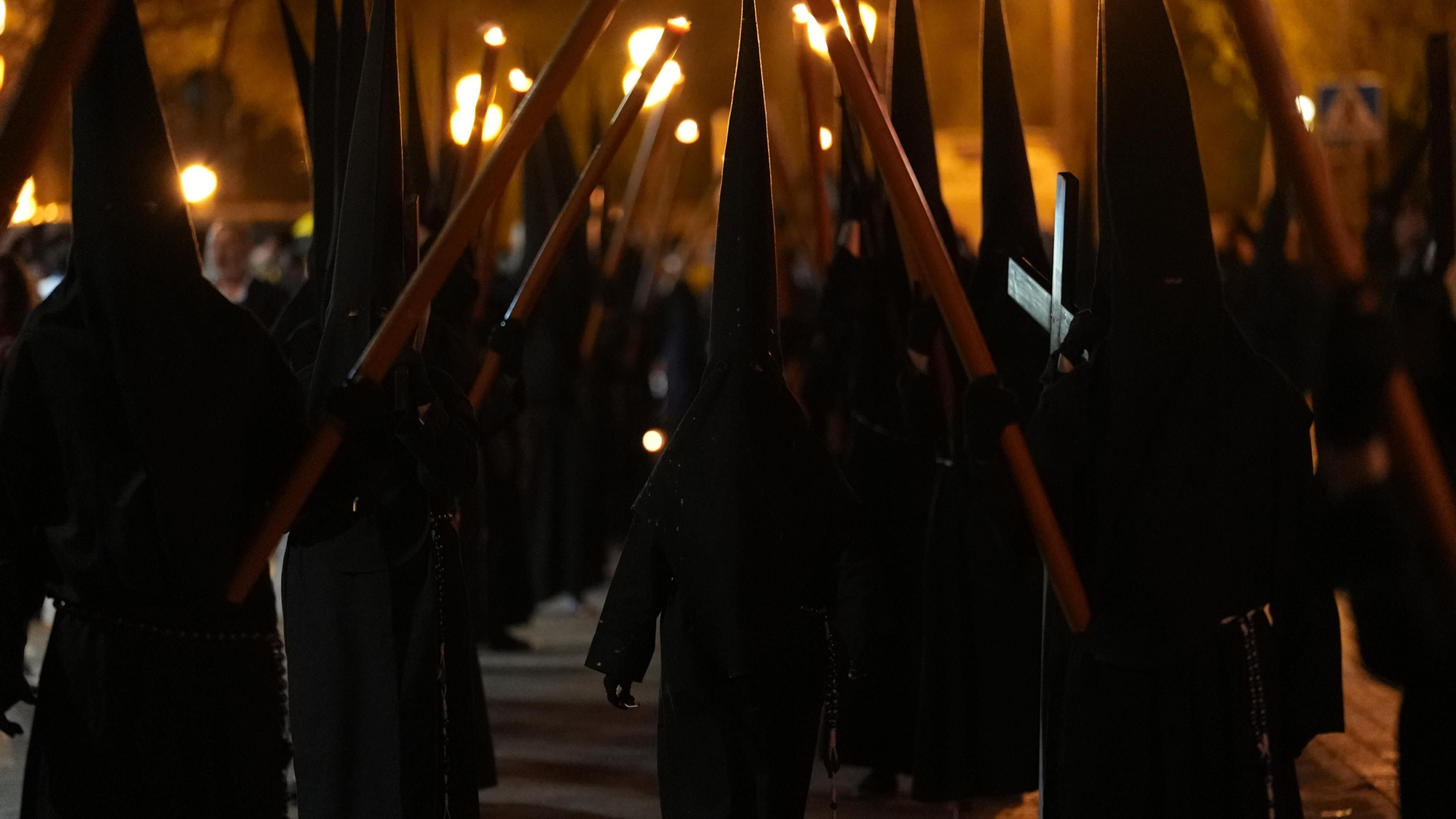 La salida procesional del Via Crucis, en imágenes