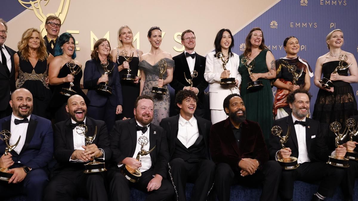 Elenco de 'La maldición de Widow's Bay' posa con los premios.