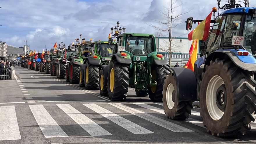 Tres centenares de tractores protestan en Santander por la delicada situación del campo: "Nuestra extinción, vuestro hambre"