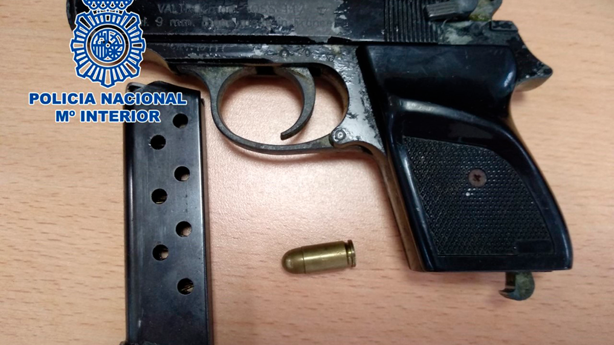 Absuelto de una pena de prisión porque la pistola que llevaba estaba obstruida y no podía disparar