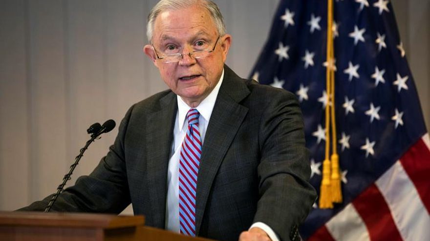 Sessions pide al Congreso que cambie las reglas de asilo para evitar "abusos"