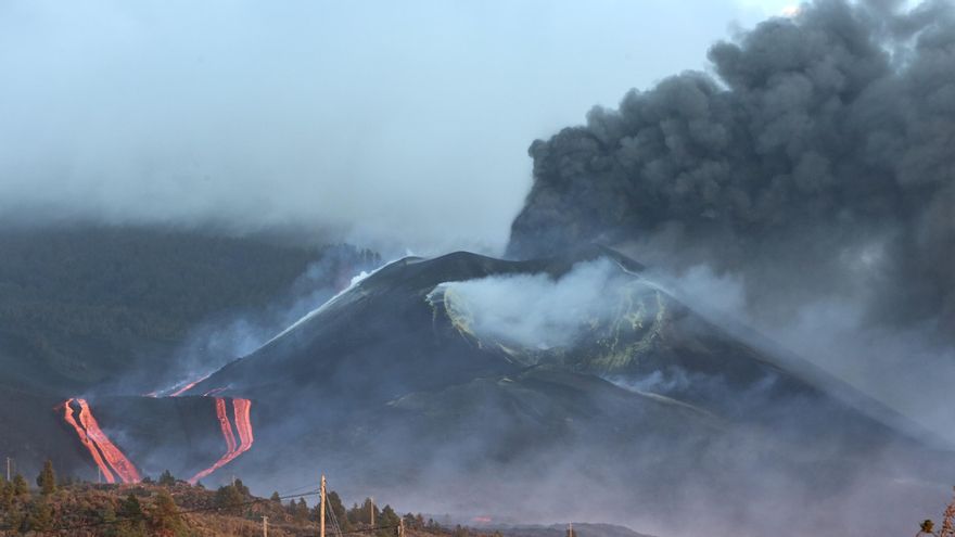 Vista de las coladas y la columna de gases.