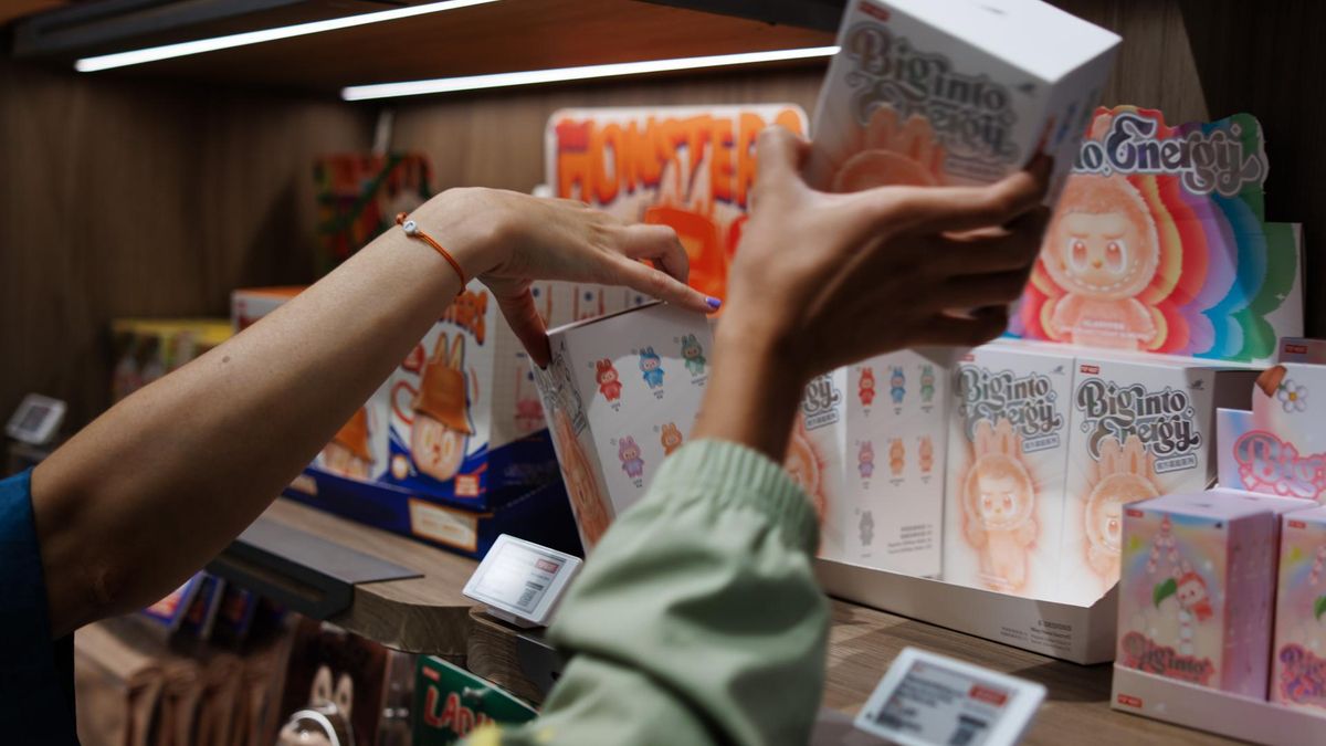 Clientes eligen cajas con figuras del juguete en la primera tienda Pop Mart proveedora de Labubu en Berlín