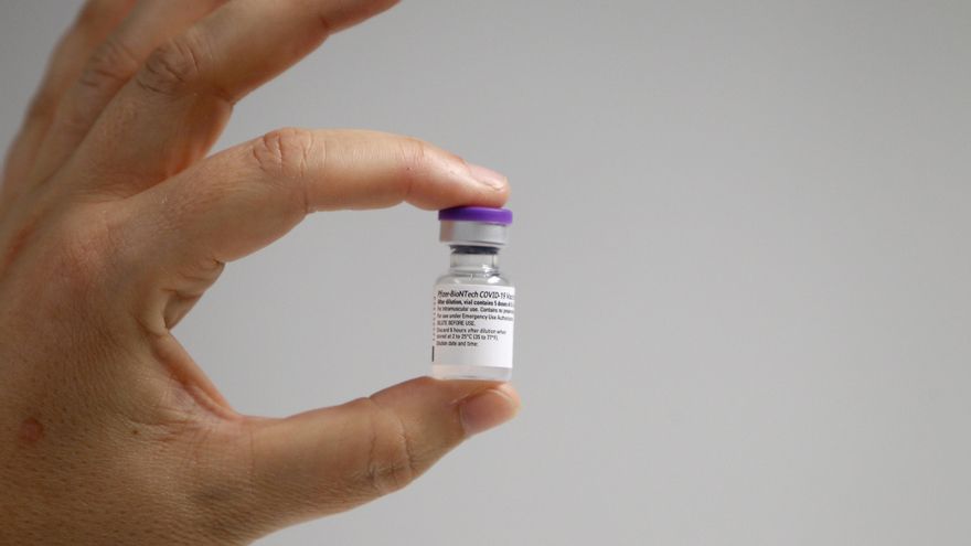 Archivo - Una enfermera muestra la vacuna Pfizer-BioNtech contra el COVID-19.