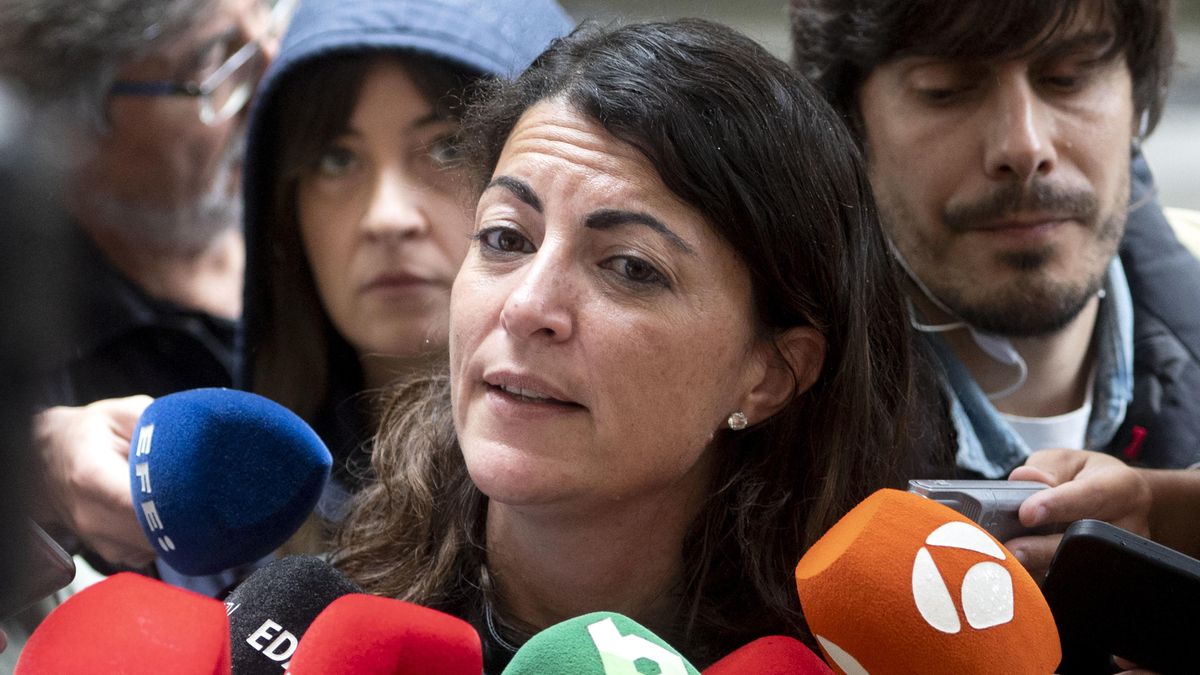 Archivo - La ex dirigente de Vox Macarena Olona ofrece declaraciones a los medios.