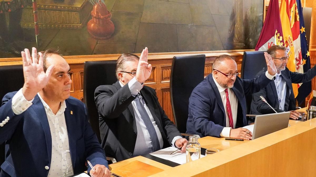 Votación del equipo de Gobierno de PSOE y UPL en el Pleno de la Diputación leonesa, archivo.