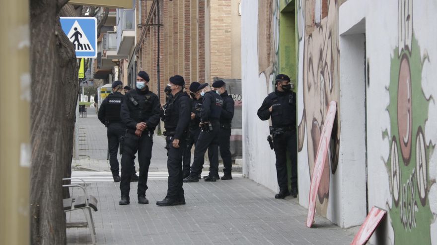 Registro de los Mossos en la nave ocupada en Mataró