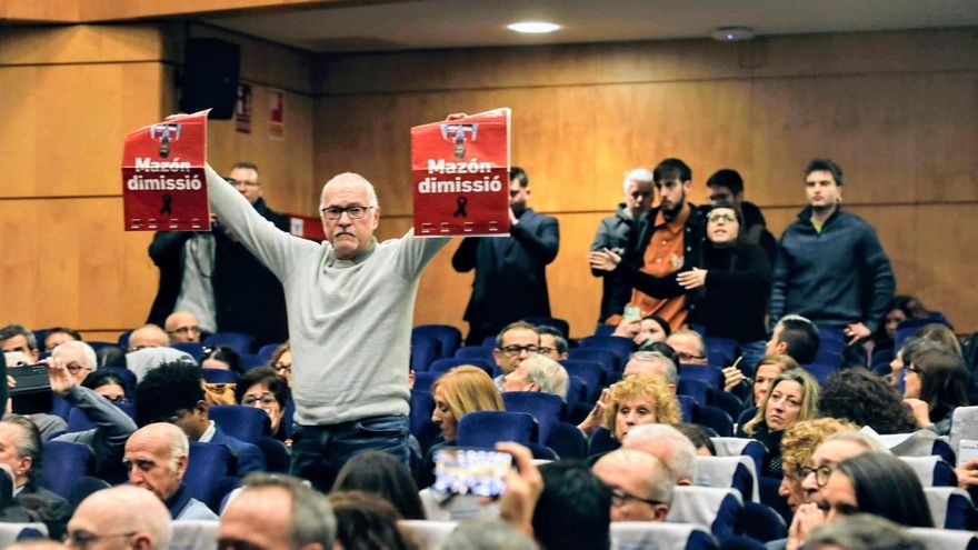 Mazón, recibido en la Universidad de Alicante con gritos de "culpable" y "dimisión"