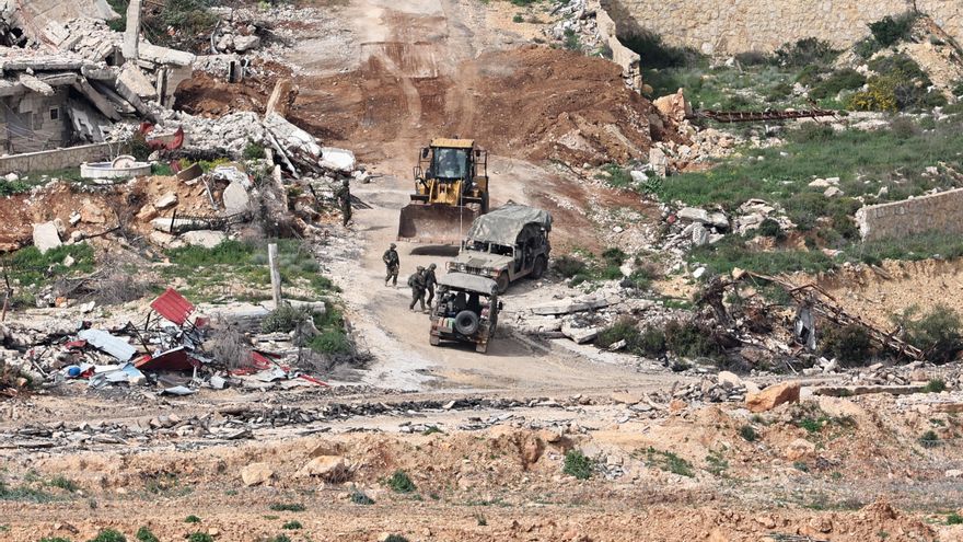 Tropas israelíes y una excavadora operando en la aldea libanesa meridional de Al Adisa, vistas desde la Alta Galilea en la frontera entre Israel y Líbano, 18 de marzo de 2026. El ejército israelí declaró que lleva a cabo ataques en todo Líbano dirigidos contra infraestructuras y personal de Hezbolá. (Líbano, Hizbulá/Hezbolá) EFE/EPA/ATEF SAFADI