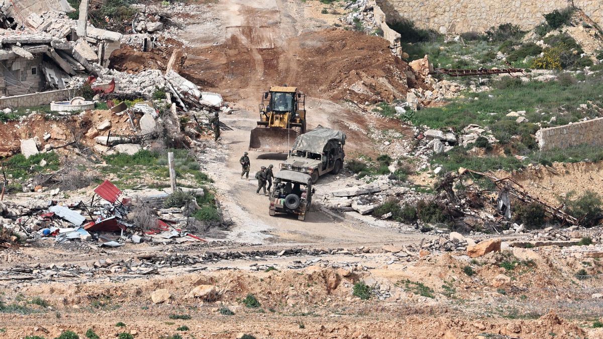 Tropas israelíes y una excavadora operando en la aldea libanesa meridional de Al Adisa, vistas desde la Alta Galilea en la frontera entre Israel y Líbano, 18 de marzo de 2026. El ejército israelí declaró que lleva a cabo ataques en todo Líbano dirigidos contra infraestructuras y personal de Hezbolá. (Líbano, Hizbulá/Hezbolá) EFE/EPA/ATEF SAFADI