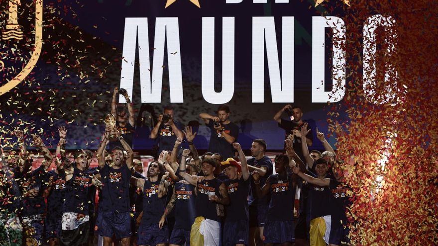 Las superestrellas de la selección española brillan en Cibeles en una celebración a la altura del Mundial