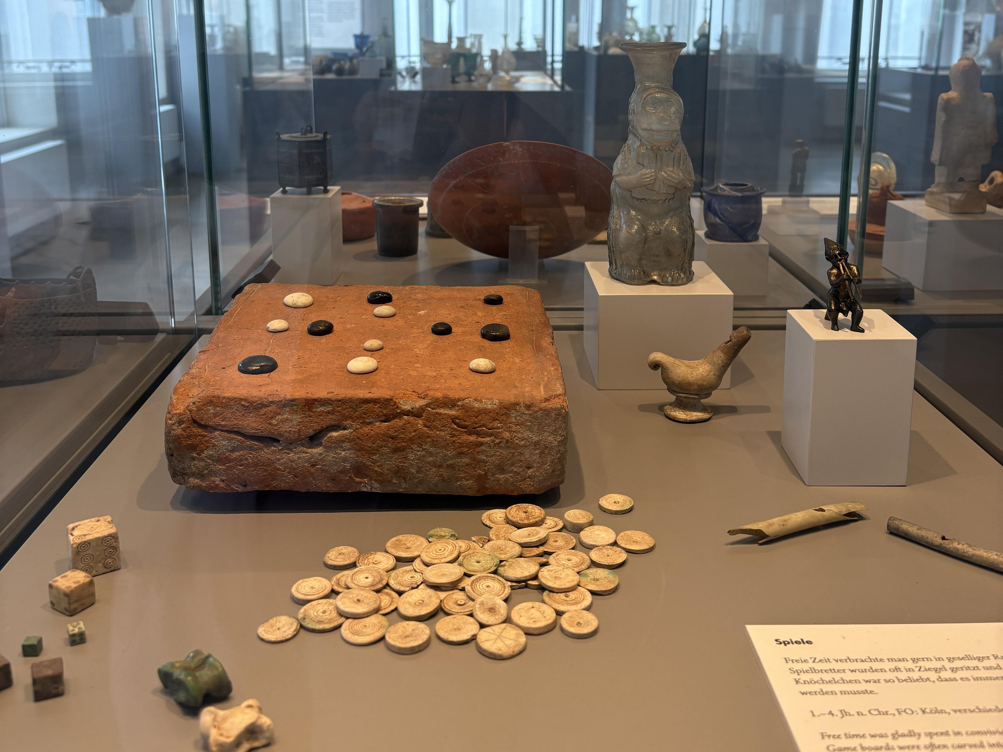 Piezas de juegos infantiles y de estrategia del imperio romano en el Museo Romano-Germánico.
