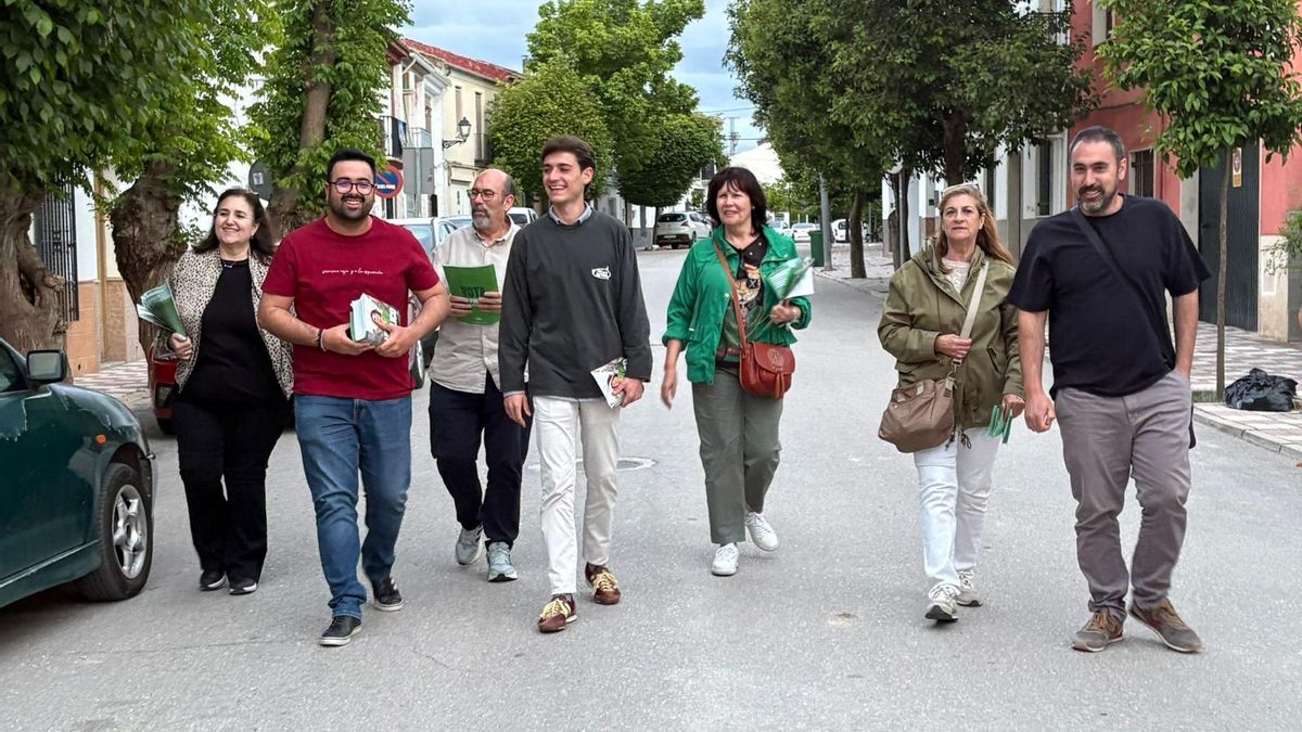 La campaña "hormiguita" del PSOE de Jaén: "Aquí no hay grandes mítines y cada militante barre su propia baldosa"