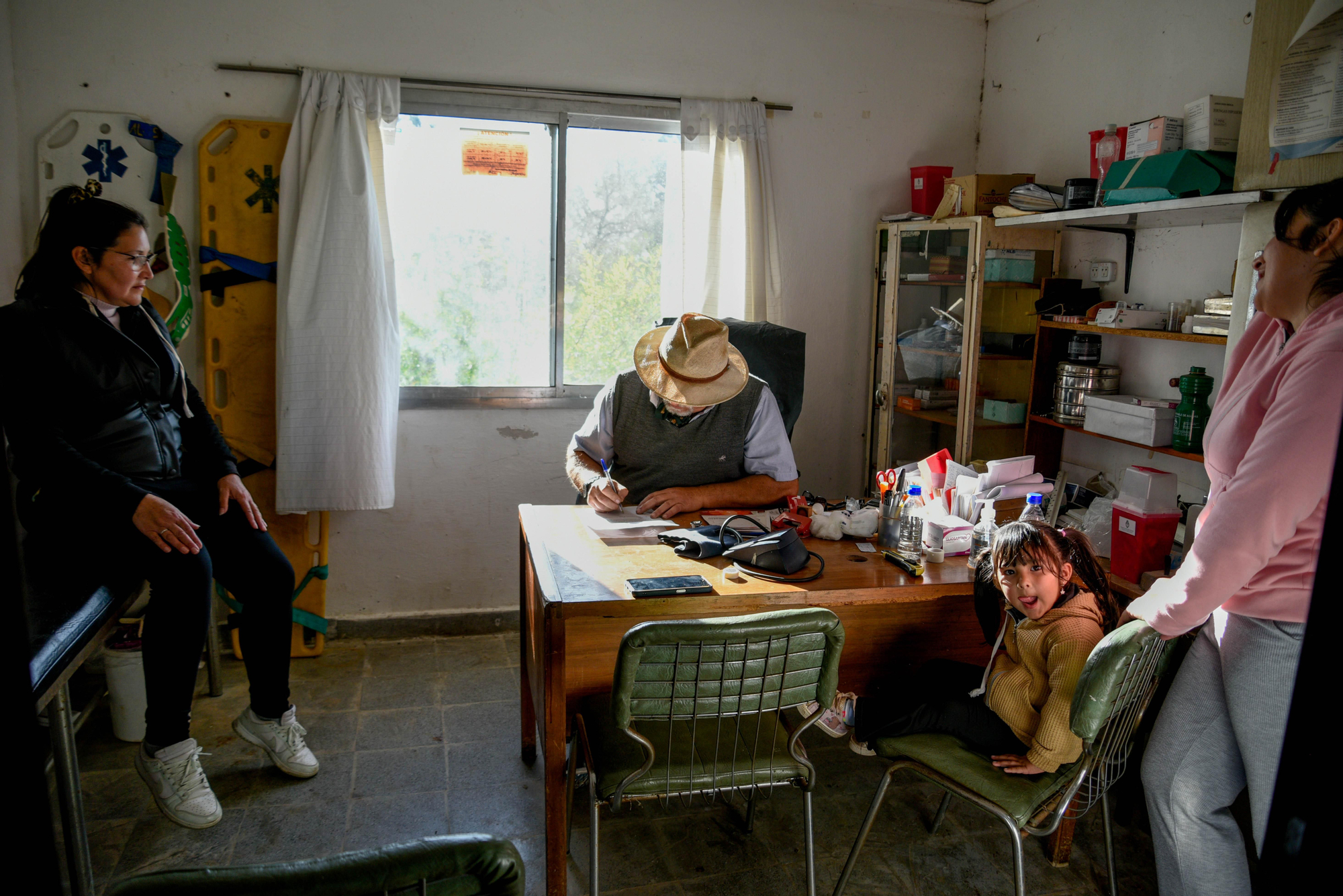El médico generalista Remilly Molini hace más de 30 años que atiende en el Centro de Salud de la isla y conoce a cada uno de sus habitantes