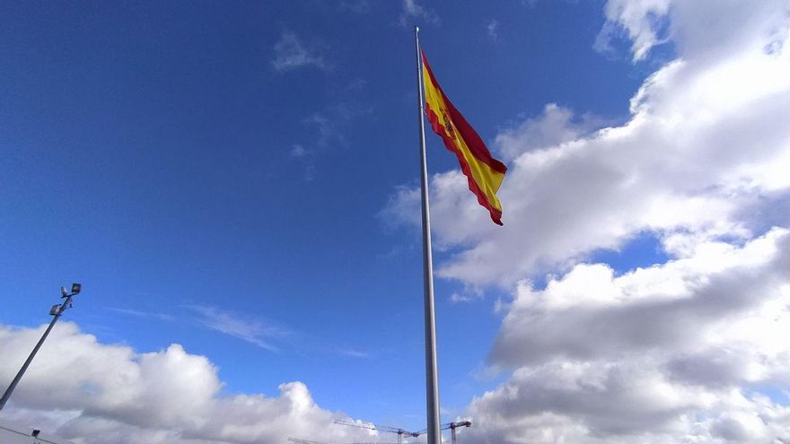 Nueva bandera en Valdebebas, "una de las más grandes de España", de 25 metros de mástil y 75 metros cuadrados.