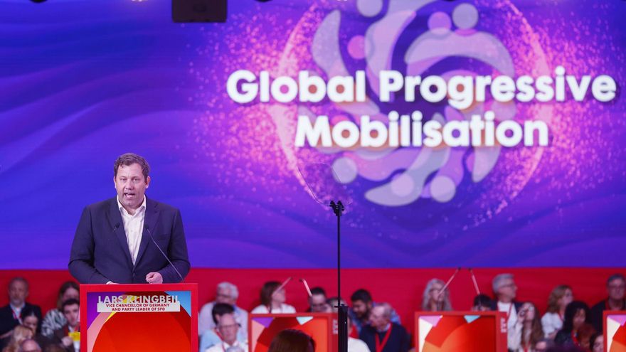 El vicecanciller aleman y lider del SPD Lars Klingbeil, interviene en la sesión plenaria que cierra la Global Progressive Mobilisation, este sábado en Barcelona. EFE/ Quique García