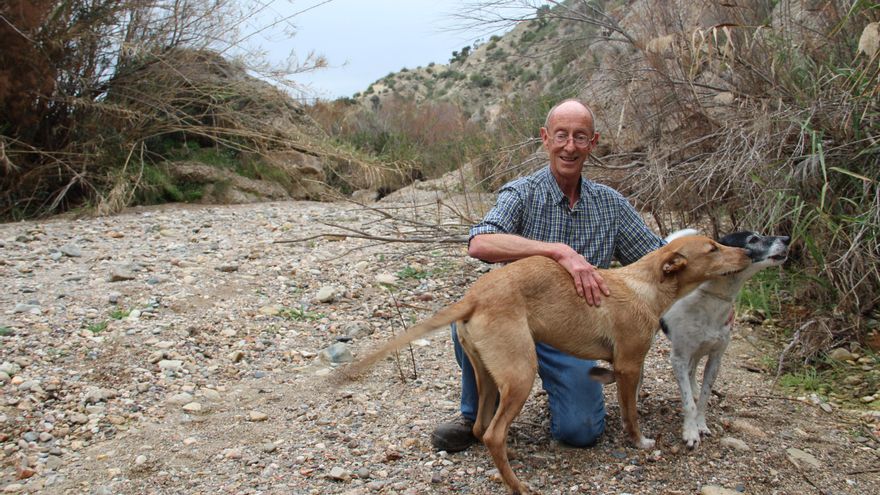 David Dene con sus perros en el nacimiento del río Aguas en febrero de 2020 / R.R.