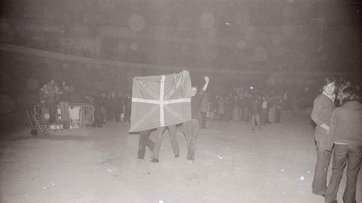Dos personas portan una ikurriña en el Velódromo de Anoeta