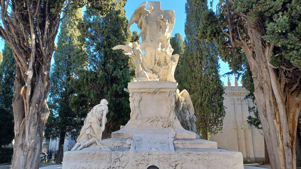 Una de las esculturas que adornan el Cementerio Sacramental de San Isidro