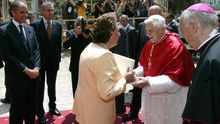 La alcaldesa de Valencia saluda a Benedicto XVI en presencia de Francisco Camps