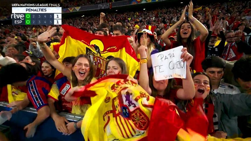 La reacción de Rivero al ver la bandera franquista en el Portugal-España, aplaudida por el presidente de RTVE