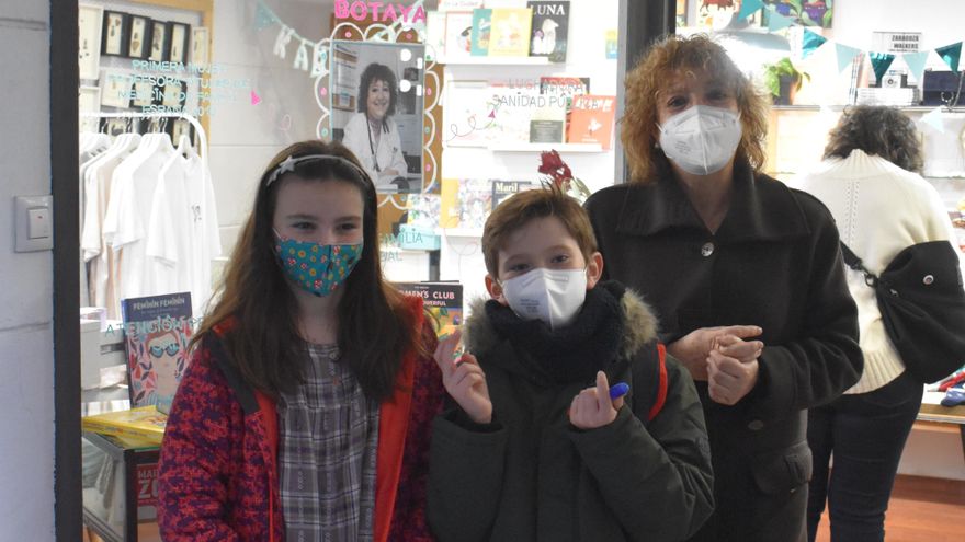Rosa Magallón junto a los dos niños en la tienda Kabuky