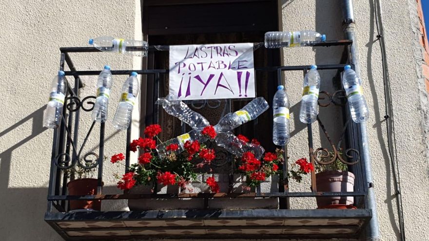 Un balcón decorado con algunas botellas de plástico que utilizan.