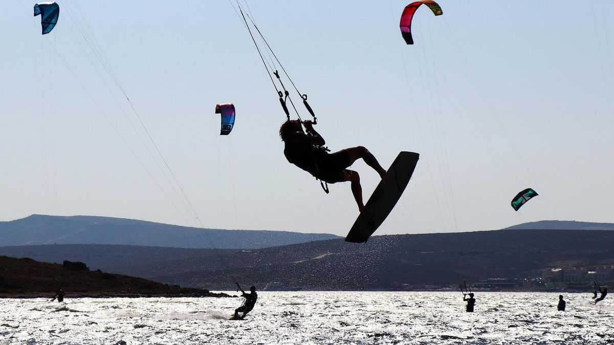 O Kitesurf continua a crescer no nosso país, com inúmeros locais onde pode ser praticado graças à força das ondas da nossa costa.