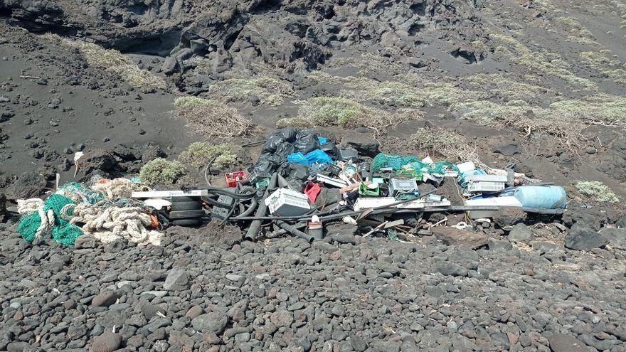 Los residuos retirados de la playa suman unos 11.000 kilos.